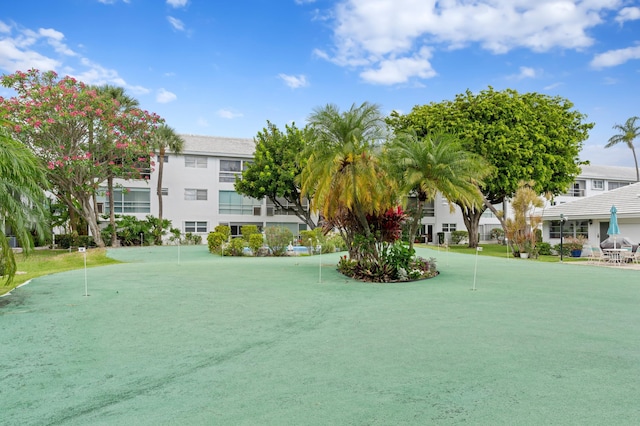 2050 NE 39th St Unit 110S, Lighthouse Point, FL 33064 - surrounding community with a putting area and a residential view