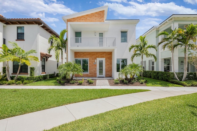 13444 Bernoulli Way, Palm Beach Gardens, FL 33418 - contemporary house featuring a balcony, stucco siding, and a front lawn