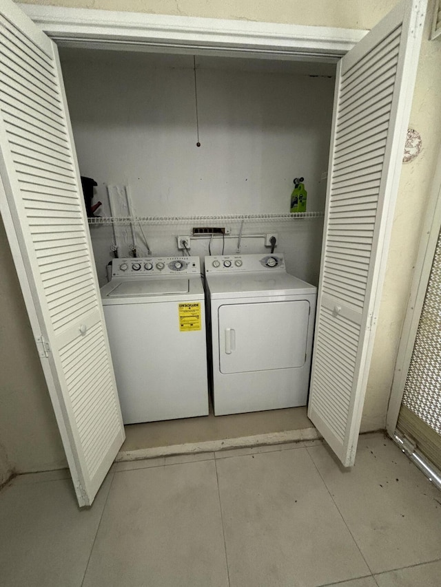 7690 Tahiti Ln Unit 102, Lake Worth, FL 33467 - laundry room featuring washing machine and dryer