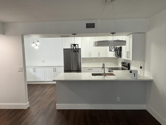 7690 Tahiti Ln Unit 102, Lake Worth, FL 33467 - kitchen featuring stainless steel appliances, a sink, baseboards, and dark wood-type flooring