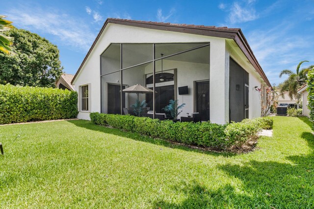 10393 Lexington Cir S, Boynton Beach, FL 33436 - rear view of property featuring stucco siding and a yard