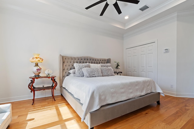 4608 Cadiz Cir, Palm Beach Gardens, FL 33418 - bedroom featuring ornamental molding, light wood-style floors, a closet, baseboards, and ceiling fan