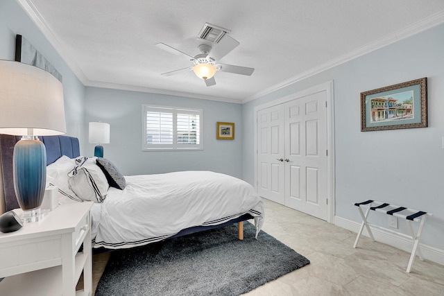 bedroom with crown molding, ceiling fan, a closet, and baseboards