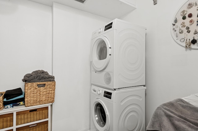 911 Gardenia Dr Unit 252, Delray Beach, FL 33483 - laundry area featuring stacked washer and clothes dryer