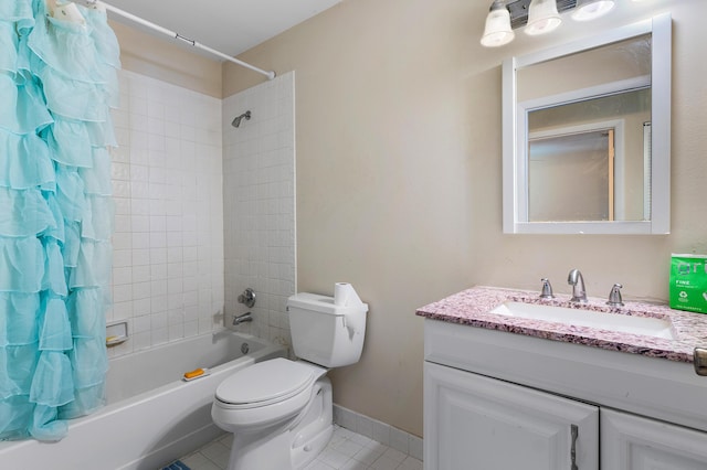 6815 Farragut Ln, Boynton Beach, FL 33437 - full bath featuring tile patterned flooring, shower / bath combo with shower curtain, toilet, vanity, and baseboards