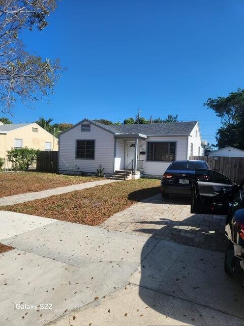 view of front facade with driveway