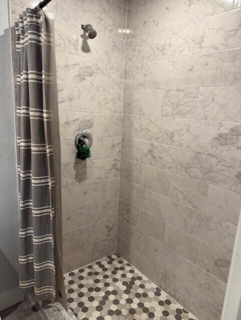 full bath with tiled shower