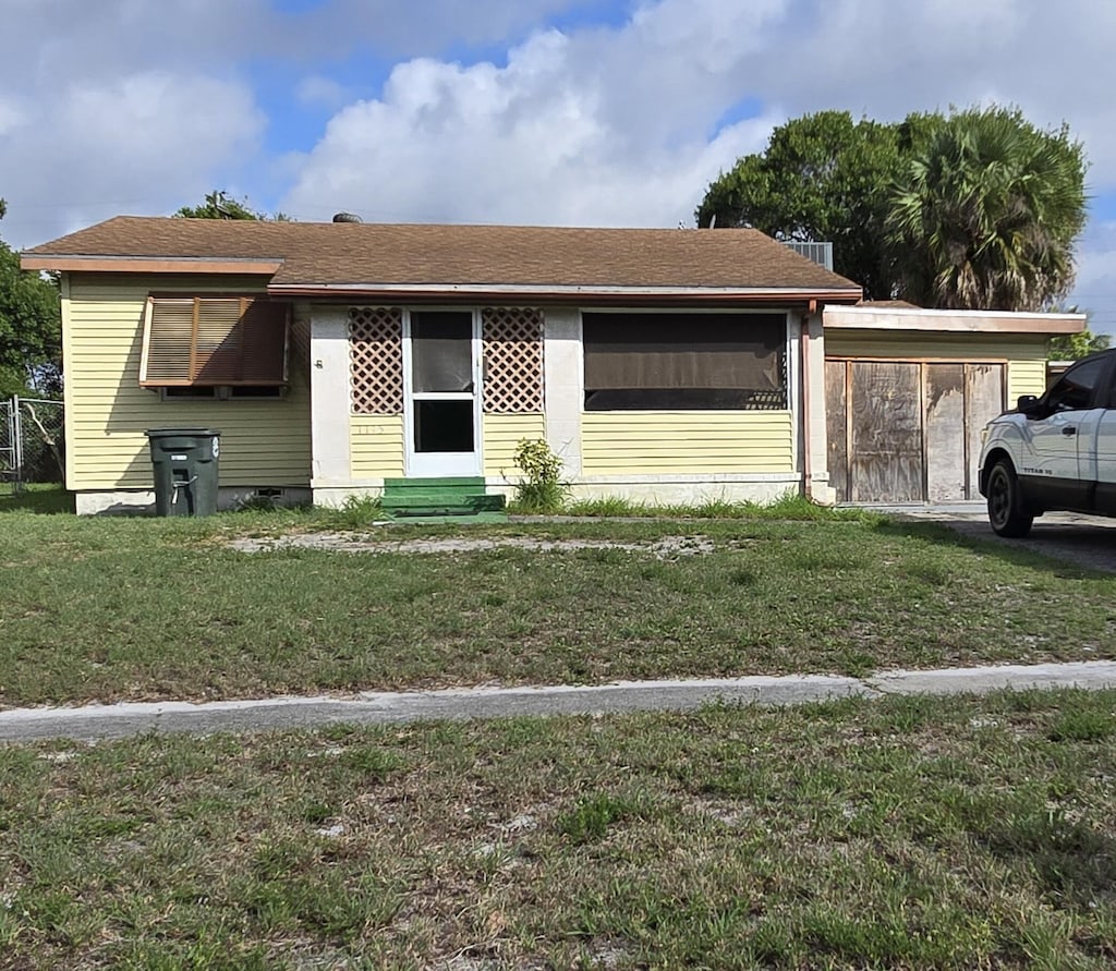 1115 Colonial Rd, Fort Pierce, FL 34950 - view of front of home with entry steps and a front yard