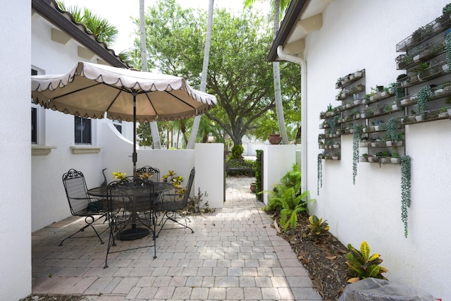 1081 Vintner Blvd, Palm Beach Gardens, FL 33410 - view of patio / terrace featuring outdoor dining space