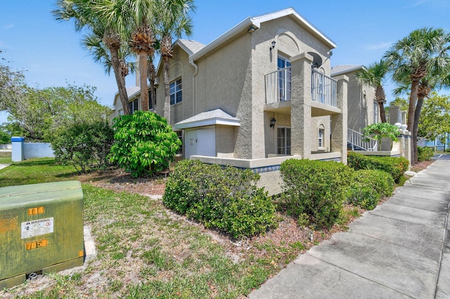 1631 SE Green Acres Cir Unit Bb103, Port Saint Lucie, FL 34952 - view of front facade with stucco siding and a balcony