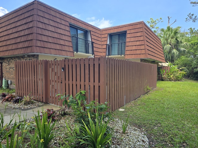 1515 Augusta Cir Unit 116, Delray Beach, FL 33445 - view of side of home featuring mansard roof and brick siding