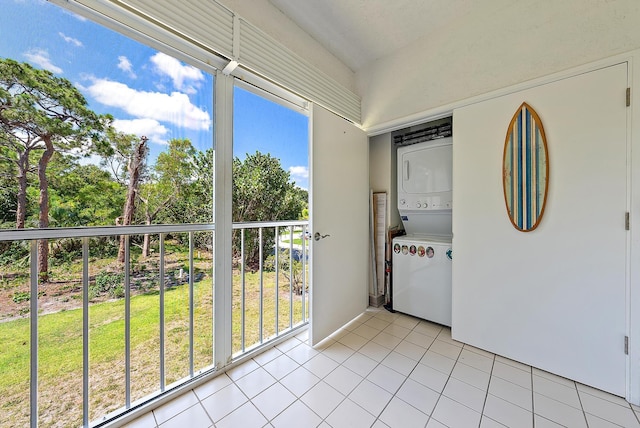 18081 SE Country Club Dr Unit 370, Tequesta, FL 33469 - unfurnished sunroom featuring stacked washer and clothes dryer