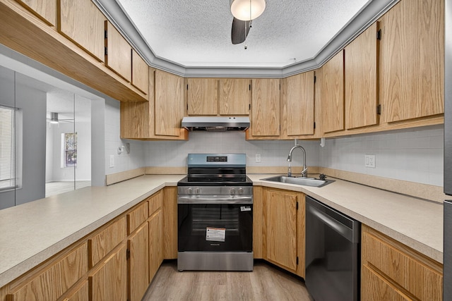 1104 Green Pine Blvd Unit D2, West Palm Beach, FL 33409 - kitchen with stainless steel appliances, under cabinet range hood, a ceiling fan, light wood-style flooring, and a textured ceiling