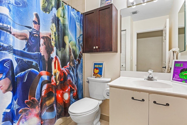 5350 Casa Real Dr, Delray Beach, FL 33484 - bathroom featuring toilet, vanity, and curtained shower