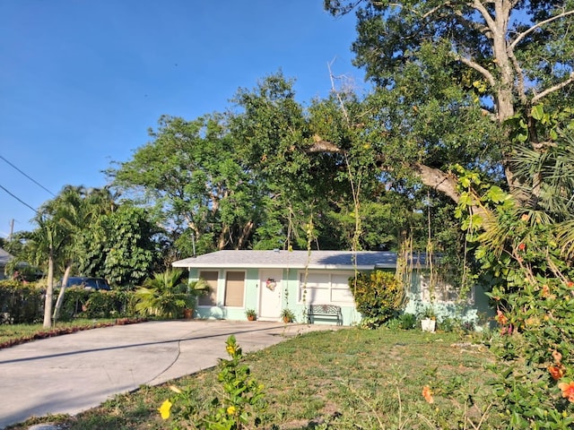 2506 Oleander Blvd, Fort Pierce, FL 34982 - view of front of property featuring stucco siding and driveway