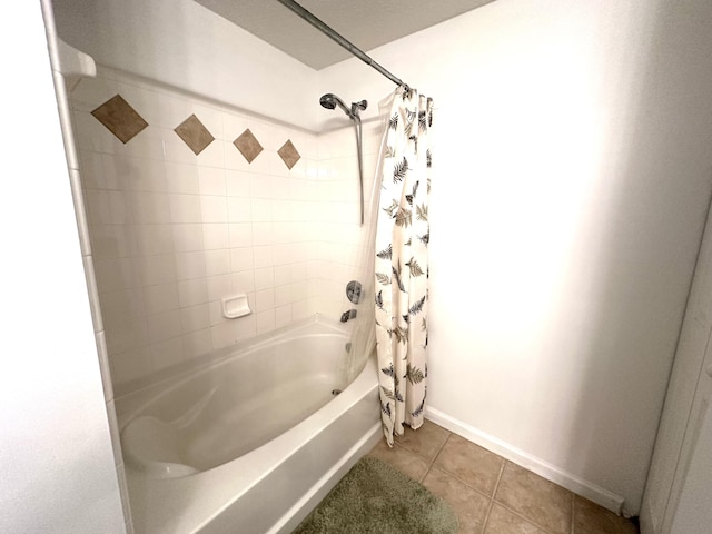 5205 Myrtlewood Cir E, Palm Beach Gardens, FL 33418 - bathroom featuring tile patterned flooring, baseboards, and shower / bath combination with curtain