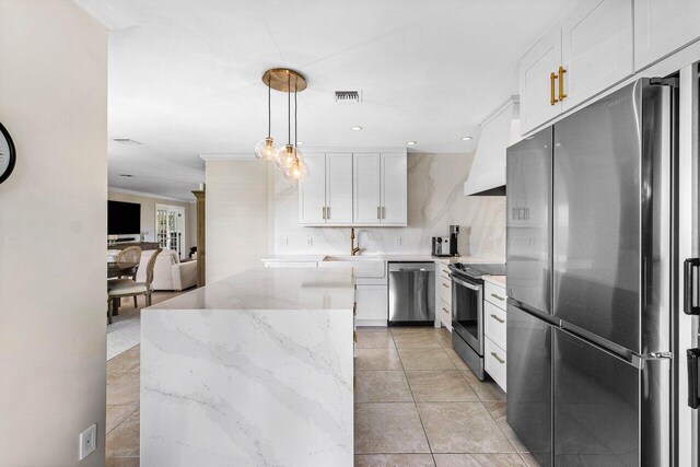 10739 Quail Covey Rd Azalea, Unit Azalea, Boynton Beach, FL 33436 - kitchen featuring appliances with stainless steel finishes, white cabinetry, a kitchen island, decorative light fixtures, and crown molding
