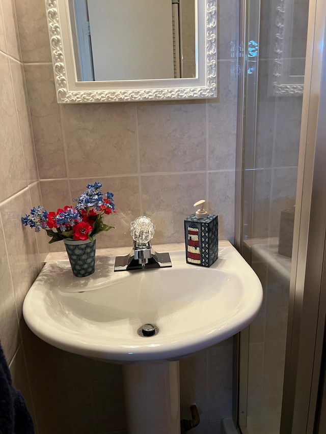 1120 Mahogany Way Unit 204, Delray Beach, FL 33445 - bathroom featuring tile walls and a sink
