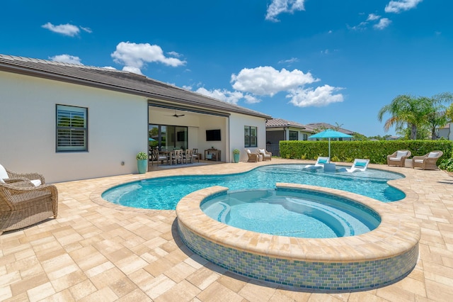 640 SE Boboli Way, Port Saint Lucie, FL 34984 - view of swimming pool featuring a patio, outdoor dining area, a pool with connected hot tub, and a ceiling fan