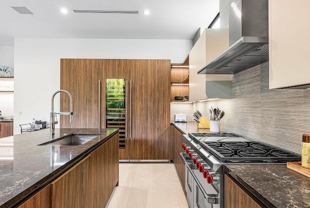 775 Park Dr W, Boca Raton, FL 33432 - kitchen featuring wall chimney exhaust hood, stainless steel range, a sink, tasteful backsplash, and modern cabinets