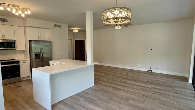 5800 Coach House Cir Unit B, Boca Raton, FL 33486 - kitchen with stainless steel appliances, a chandelier, open floor plan, light wood-style flooring, and light countertops