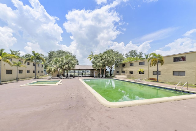 1325 S Flagler Ave Unit 104, Pompano Beach, FL 33060 - community pool featuring a community hot tub and a patio
