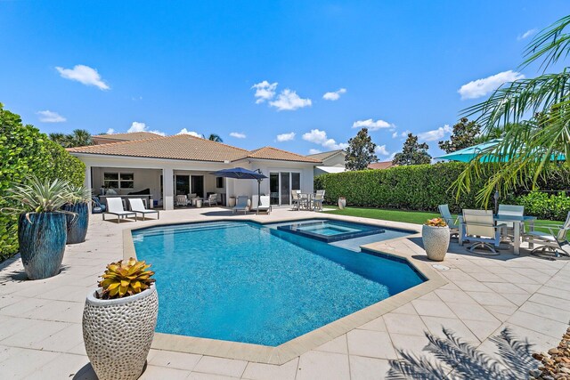 220 Carina Dr, Jupiter, FL 33478 - view of swimming pool featuring a patio, outdoor dining area, and a pool with connected hot tub