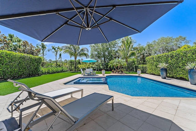 220 Carina Dr, Jupiter, FL 33478 - view of swimming pool featuring a patio, a pool with connected hot tub, a lawn, and outdoor dining area