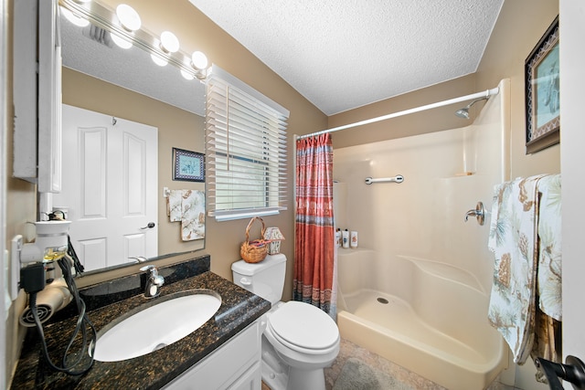 7201 N Blvd, Fort Pierce, FL 34951 - bathroom featuring toilet, vanity, a shower with shower curtain, and a textured ceiling