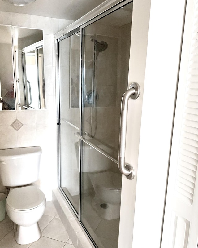 3026 Lincoln B 3026, Boca Raton, FL 33434 - full bathroom featuring toilet, tile patterned flooring, and a stall shower