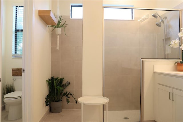 1095 N Verona Trace Dr, Vero Beach, FL 32966 - bathroom with tiled shower, vanity, toilet, and tile patterned flooring