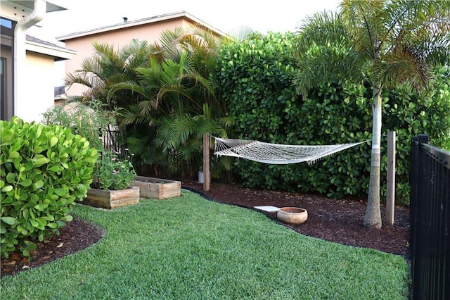 1095 N Verona Trace Dr, Vero Beach, FL 32966 - view of yard with a garden