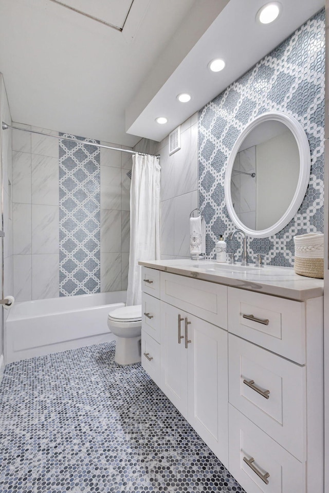 3110 Kingston Ct, West Palm Beach, FL 33409 - bathroom with vanity, shower / tub combo with curtain, toilet, and recessed lighting