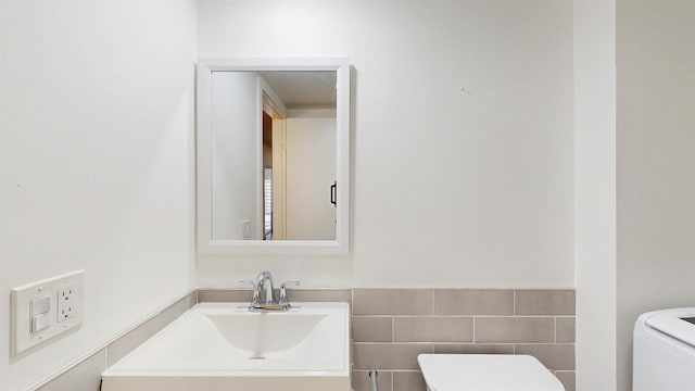 615 6th Ter, Palm Beach Gardens, FL 33418 - bathroom featuring toilet, washer / dryer, tile walls, and vanity