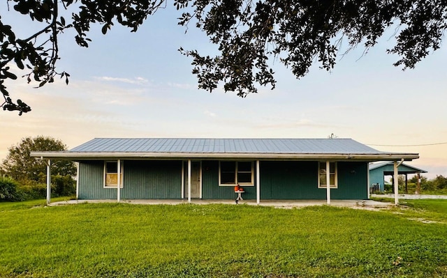 15255 NW 260th St, Okeechobee, FL 34972 - view of front of house featuring a front yard and metal roof