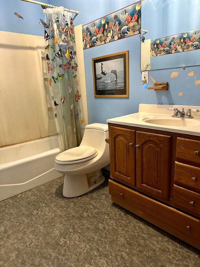 15255 NW 260th St, Okeechobee, FL 34972 - full bathroom featuring toilet, vanity, shower / bath combo, and tile patterned floors