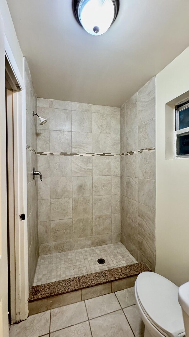 629 Troy Blvd, West Palm Beach, FL 33409 - full bathroom featuring a tile shower, toilet, and tile patterned flooring