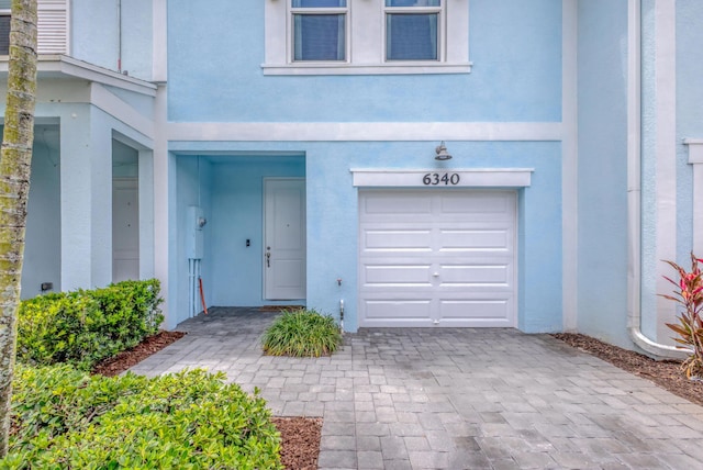 6340 Sailpointe Ln, West Palm Beach, FL 33413 - entrance to property with stucco siding and a garage