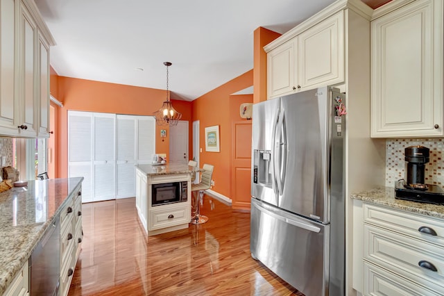 11650 Briarwood Cir Unit 2, Boynton Beach, FL 33437 - kitchen featuring appliances with stainless steel finishes, a chandelier, light wood finished floors, vaulted ceiling, and baseboards