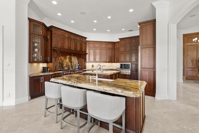 9212 Perth Rd, Lake Worth, FL 33467 - kitchen featuring an island with sink, a kitchen bar, baseboards, decorative backsplash, and recessed lighting