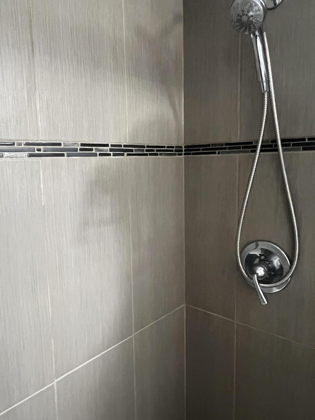 132 Berkshire F, West Palm Beach, FL 33417 - bathroom view of tiled shower