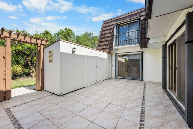 5642 SE Riverboat Dr Unit A5-120, Stuart, FL 34997 - view of patio / terrace featuring a pergola and an outbuilding