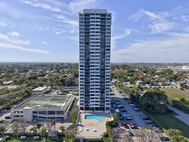 5600 N Flagler Dr Unit 605, West Palm Beach, FL 33407 - aerial view of a pool area and apartment complex