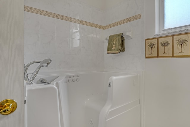 9466 Lantern Bay Cir, West Palm Beach, FL 33411 - bathroom with a tub with jets