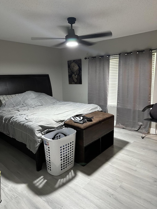 6644 Country Winds Cv, Lake Worth, FL 33463 - bedroom with light wood-style flooring, a textured ceiling, and ceiling fan