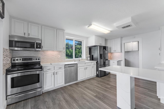 18905 Cloud Lake Cir, Boca Raton, FL 33496 - kitchen with appliances with stainless steel finishes, a sink, light countertops, and light wood-type flooring