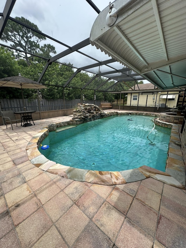 4811 Seagrape Dr, Fort Pierce, FL 34982 - view of pool featuring a patio, a lanai, a fenced backyard, and a pool with connected hot tub