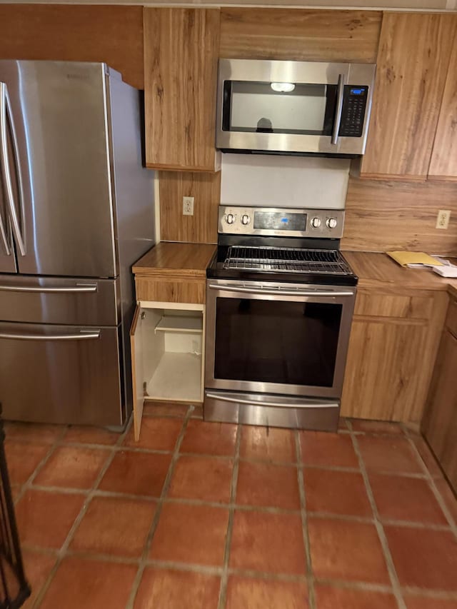 4145 Cypress Reach Ct Unit 503, Pompano Beach, FL 33069 - kitchen with stainless steel appliances and dark tile patterned floors