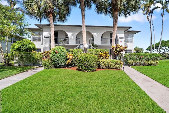 13921 Royal Palm Ct Unit D, Delray Beach, FL 33484 - view of front of property with stucco siding and a front yard