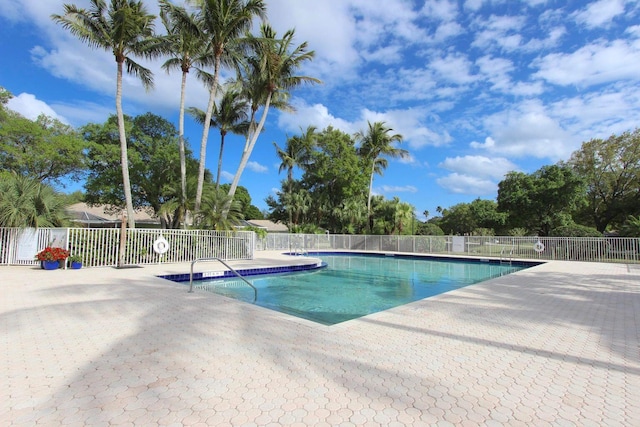 6503 Geminata Oak Ct, Palm Beach Gardens, FL 33410 - community pool with a patio